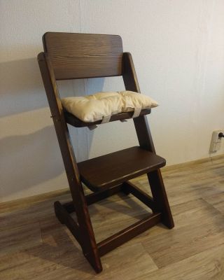 Rostoucí židlička VANESSA ořech v naší nabídce 😀 #orech #rostoucizidle #rostouci #zidle #zdravesezeni #detskazidle